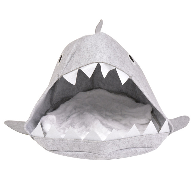【ペット用】サメの形のフェルトペットハウス